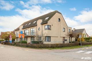 <p>Gezellig duplex- appartement in een kleinschalig gebouw gelegen op de eerste en tweede verdieping. Het appartement beschikt over een ruime inkomhal, toilet met handwasbakje, een lichtrijke woonkamer met aansluitend terras, een uitgeruste keuken met afwasmachine, vitro-ceramische kookplaat, koelkast en diepvriezer, een knusse slaapkamer en een moderne badkamer met badkamermeubel, ligbad en douche en een 2de toilet. Een extra troef is de bijhorende kelderberging en de ondergrondse garage in een afgesloten parkeerruimte. Uitstekende ligging, op wandelafstand van het station, op slechts 2 km van winkels en met een vlotte verbinding naar Leuven, Mechelen en Brussel. EPC label B.</p>