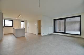<p><span>Prachtig nieuw appartement</span></p><p><span> </span></p><p><span>Deze site heeft een tijdloze, smaakvolle architectuur met oog voor klasse. De inrichting is gedaan met hoogwaardige materialen.</span></p><p><span> </span></p><p><span>Het appartement is recent volledig geschilderd, voorzien van verlichting waardoor het dus </span><span>werkelijk instapklaar </span><span>is !</span></p><p><span> </span></p><p><span>Bovendien is het appartement uitgerust met de laatste energiebesparende maatregelen waardoor een zeer laag energieverbruik verwacht wordt.</span></p><p><span> </span></p><p><span>Als </span><span>indeling</span><span>: private inkom op het gelijkvloers</span></p><p><span> </span></p><p><span>Op eerste verdieping : ruime woon- en leefruimte (living) met open geïnstalleerde keuken van alle toestellen voorzien (merk Siemens), zeer grote berging/wasplaats, aparte toilet, 1 slaapkamer, groot ingesloten zonneterras </span></p><p><span> </span></p><p><span>Op het tweede verdieping bevinden zich 2 grote slaapkamers, badkamer met ligbad en douche en een aparte toilet.</span></p><p><span> </span></p><p><span>Op de binnenkoer kan u beschikken over een grote privatieve autostaanplaats, een afgesloten gemeenschappelijke huisvuilberging en een afgesloten gemeenschappelijke fietenberging.</span></p><p><span> </span></p><p><span>Een bezoek meer dan waard !</span></p><p><span> </span></p><p><span>Gemeenschappelijke kosten</span><span>: </span><span>€ 25 per maand</span><span> | beschikbaar : 01/09/2026</span></p><p><span> </span></p><p><span>Verdere info of een bezoek ter plaatse contacteer Immo Twins 052/55.55.55 of info@immotwins.be</span></p>