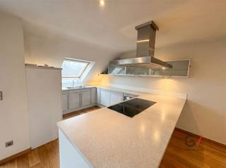 <p>Dit charmante 1-slaapkamerappartement van 133m² is gelegen aan de <span>Eduard Robeynslaan</span> te <span>Diest</span>, een straat met een vlotte verbinding naar het centrum van de stad.</p><p>Het appartement beschikt over een lichtrijke leefruimte die voldoende plaats biedt voor een gezellige zithoek en eethoek. Aansluitend bevindt zich het zonnige terras, gericht op het zuidwesten, waar je in alle rust kan genieten van de namiddag- en avondzon. De volwaardige slaapkamer biedt voldoende slaapcomfort en privacy. Verder zorgt de aparte, private ingang voor een aangename woonervaring.</p><p>De ligging is een absolute troef: winkels, supermarkten, scholen, openbaar vervoer en het station van Diest bevinden zich op korte afstand. Voor wie houdt van natuur en ontspanning liggen het <span>Webbekoms Broek</span>, wandel- en fietsroutes en groene zones in de nabije omgeving. Bovendien zijn de belangrijke invalswegen richting Leuven, Hasselt en Brussel vlot bereikbaar.</p><p>Daarnaast is dit appartement ook interessant als investering en behaalt het een aantrekkelijk rendement van 2,7%.</p><p>Zie jij jezelf hier al wonen of investeren? Neem dan snel contact op met Lauren van <span>Gilles Vastgoed</span> via 0468/367 951 of e-mail haar via lauren@gillesvastgoed.be</p>