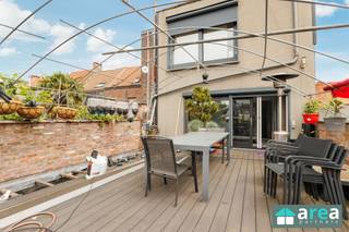 <p><span>Deze ééngezinswoning van 456 m² met zeer ruim magazijn en garage geniet van een uitstekende ligging met alle dagelijkse voorzieningen binnen handbereik. Winkels, scholen en openbaar vervoer bevinden zich op korte afstand, wat zorgt voor een vlotte verbinding richting Antwerpen en omliggende gemeenten. Daarnaast bereikt u in enkele minuten de A12 en de Antwerpse Ring, ideaal voor wie zich snel wil verplaatsen. Ook natuurliefhebbers komen aan hun trekken dankzij de nabijgelegen Hobokense Polder, perfect voor wandel- en fietstochten. </span></p><p><span> </span></p><p><span>Grootste troeven:</span></p><p><span> </span></p><p><span>- Totale oppervlakte van 456 m²<br />- Garage (36m²) met magazijn (+/- 230m²)</span></p><p><span>- Veel lichtinval</span></p><p><span>- Centrale locatie</span></p><p><span>- Ruim terras</span></p><p><span>- Groendak</span></p><p><span> </span></p><p><span>Indeling:</span></p><p><span>GLVL: Op het gelijkvloers bevindt zich een ruime inpandige garage (36m²) met aansluitend een magazijnruimte van maar liefst 230m², ideaal voor zelfstandigen, opslag of hobbyruimte. Verder treffen we een inkomhal (12m²), een aparte wasplaats (6m²) en toegang tot het ruim buitenterras (46m²).</span></p><p><span>V1: De eerste verdieping omvat een lichtrijke living (25m²) en een ruime keuken (22m²) met voldoende plaats voor een eetgedeelte. Verder bevinden zich hier de eerste slaapkamer (14m²), een badkamer (5m²) en een nachthal (3m²).</span></p><p><span>V2: Op de tweede verdieping treffen we een tweede leefruimte/living (25m²), een bijkomende keuken (22m²), twee volwaardige slaapkamers (15m² &amp; 8m²), een tweede badkamer (6m²) en een nachthal (3m²). Hierdoor biedt deze verdieping verschillende mogelijkheden, zoals kangoeroewonen of een combinatie van wonen en werken.</span></p><p><span> </span></p><p><span>Voor meer informatie kan u terecht bij Area Partners: info@area.be of 03/284.60.60</span></p>