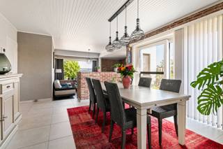 Op een centrale en vlot bereikbare ligging langs de Antwerpsesteenweg in Malle bevindt zich dit uitzonderlijk ruim duplex appartement met een bewoonbare oppervlakte van ca. 228 m². Het pand combineert ruimte, comfort en een zeer energiezuinige uitrusting, en beschikt over een privatieve inkom, inpandige garage, zonnig terras en privatieve tuin.<br />Indeling:<br />Via de privatieve inkom op het gelijkvloers met toegang tot de garage, bereik je de eerste verdieping. Hier vind je een ruime en lichtrijke leefruimte met zithoek en eetgedeelte, aansluitend een ingerichte keuken met toegang tot een zonnig terras van ca. 28 m². Verder zijn er drie volwaardige slaapkamers, een vernieuwde badkamer (2019), aparte wasruimte, technische berging en afzonderlijk toilet.<br />De bovenste verdieping is ingericht als een volwaardige studio met leefruimte en kitchenette, aparte slaapkamer en een tweede badkamer met douche en toilet. <br />Ideaal als extra woonruimte, bureau of gastenverblijf.<br />Achteraan het gebouw bevindt zich een privatieve tuin met veel privacy, die bij verkoop netjes wordt opgeleverd.<br />We sommen nog even alle troeven op; <br />4 slaapkamers + aparte studio<br />Inpandige garage met automatische sectionale poort (2020)<br />Zonnig terras van 28 m² + tuin<br />Bouwjaar 1989 met talrijke renovaties en upgrades<br />Elektrische installatie conform<br />Asbestveilig attest aanwezig<br />Alarmsysteem aanwezig<br />Zeer energiezuinig wonen dankzij label B:<br />26 zonnepanelen (2018 &amp; 2024)<br />Huawei hybride omvormer 10 kW + batterij 15 kWh<br />Zonneboiler Vaillant (2019)<br />Warmtepomp airco (2021)<br />Pelletkachel (2018)<br />PVC ramen (2017) met hoogrendementsdubbel en driedubbel glas + vliegenramen<br />Plat dak geïsoleerd (2018)<br />Velux dakraam (2021)<br />Vernieuwde badkamer (2019)<br />Aandeel gemene delen 504/ 1000 sten /privatieve meters <br /><br />Dit duplex appartement biedt een unieke combinatie van ruimte, energiezuinigheid en flexibiliteit, ideaal voor grote gezinnen, thuiswerk of combinatie wonen/werken.<br />Een zeldzame opportuniteit met veel potentieel op een centrale ligging in Malle.