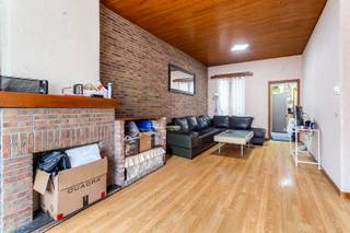 Deze woning geniet van een uitstekende ligging met een vlotte verbinding naar de belangrijkste invalswegen (A12, E19 en E17). Openbaar...