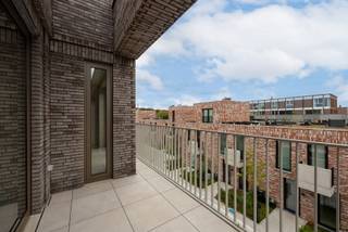 <p>Wat ons meteen aansprak in MIDDEN, is de rust. Je woont midden in Boechout, met winkels en de tram om de hoek, maar in de wijk zelf rijden geen auto's en kijk je uit op groen.</p>
<p>In dit appartement springt het ruime terras er voor ons uit. Er valt veel licht binnen en je kijkt vrij over de binnentuinen. Binnen is alles nieuw en af: de keuken, de badkamer en de vloeren. Er moet niets meer gebeuren, je kan er zo intrekken.</p>