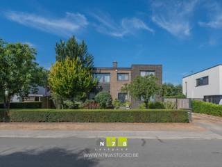 <b>RUIME EN INSTAPKLARE GEZINSWONING MET 4 SLAAPKAMERS OP EEN PERCEEL VAN 10A64CA IN HET CENTRUM VAN MAASEIK. </b><br /><br /><strong>TROEVEN</strong><br />• Ruime woonkamer van ca. 44m² met directe toegang tot terras en tuin.<br />• Ruime bewoonbare oppervlakte van 180m². <br />• Volledig onderkelderd met dubbele, inpandige garage. <br />• Grondig vernieuwd in 2001 (ramen, dak, keuken, CV-installatie, vloeren, airco, laadpaal enz.).<br />• 3 slaapkamers op verdieping, 4de op gelijkvloers.<br /><br /><strong>KELDERVERDIEPING (voorzien van raampartijen)</strong><br />• Traphal (4,30m x 2,40m = 10,32m²): raampartij, tegelvloer.<br />• Kelderruimte (2,30m x 2,60m = 5,98m²): CV-installatie aardgas, boiler, tegelvloer.<br />• Kelderruimte (3,50m x 3,50m = 12,25m²): raampartij, tegelvloer.<br />• Inpandige garage (6,20m x 8,20m = 50,84m²): raampartij, 2x kantelpoort, tegelvloer.<br />• Kelderruimte (4,15m x 4,30m = 17,85m²): aansluiting wasmachine en droogkast, deur naar tuin, tegelvloer.<br /><br /><strong>GELIJKVLOERS</strong><br />• Inkomhal ((2,40m x 2,60m) + (2,30m x 3,50m) = 14,29m²): trap naar verdieping, tegelvloer.<br />• Woonkamer ((4,70m x 4,00m) + (4,00m x 6,35m) = 44,20m²): schuifpui naar terras/tuin, parketvloer.<br />• Keuken (4,30m x 4,00m = 17,20m²): onder- en bovenkasten, spoelbak, vaatwasser, inductiekookplaat, dampkap, oven, koelkast, deur naar terras/tuin en trap naar kelderverdieping, elektrische rolluiken, tegelvloer.<br />• Toilet (1,30m x 1,00m = 1,30m²): hangtoilet, lavabo, wandbetegeling, tegelvloer.<br />• Bureau of slaapkamer 4 (3,50m x 3,50m = 12,25m²): parketvloer.<br /><br /><strong>VERDIEPING +01</strong><br />• Overloop ((6,00m x 2,40m) + (2,30m x 1,50m) = 17,85m²): airco, laminaatvloer.<br />• Badkamer (3,50m x 3,50m = 12,25m²): badkamermeubel (dubbele lavabo &amp; onderkast), ligbad, inloopdouche, hangtoilet, wandbetegeling, tegelvloer.<br />• Slaapkamer 1 (4,00m x 4,30m = 17,20m²): Automatische rolluiken, laminaatvloer.<br />• Slaapkamer 2 (4,00m x 5,60m = 22,40m²): Automatische rolluiken,inbouwkasten, laminaatvloer.<br />• Slaapkamer 3 (4,70m x 4,00m = 18,80m²): laminaatvloer.<br /><br /><strong>EXTERIEUR</strong><br />• Terras (1,40m x 11,20m = 15,68m²): terrastegels.<br />• Omheinde tuin.<br />• Metalen toegangspoort.<br />• Laadpaal.<br /><br /><strong>VERNIEUWINGEN (2001)</strong><br />Ramen, CV-installatie aardgas, vloeren, openmaken ruimtes, keuken, pleister- en verfwerken, toilet, dakbedekking &amp; isolatie.<br /><br />Bekijkt u deze advertentie via een aanverwante vastgoedsite, surf dan zeker naar onze website www.N78vastgoed.be voor een uitgebreide beschrijving en foto's. Meer info: +32 (0)89 86 18 88 of info@N78vastgoed.be.