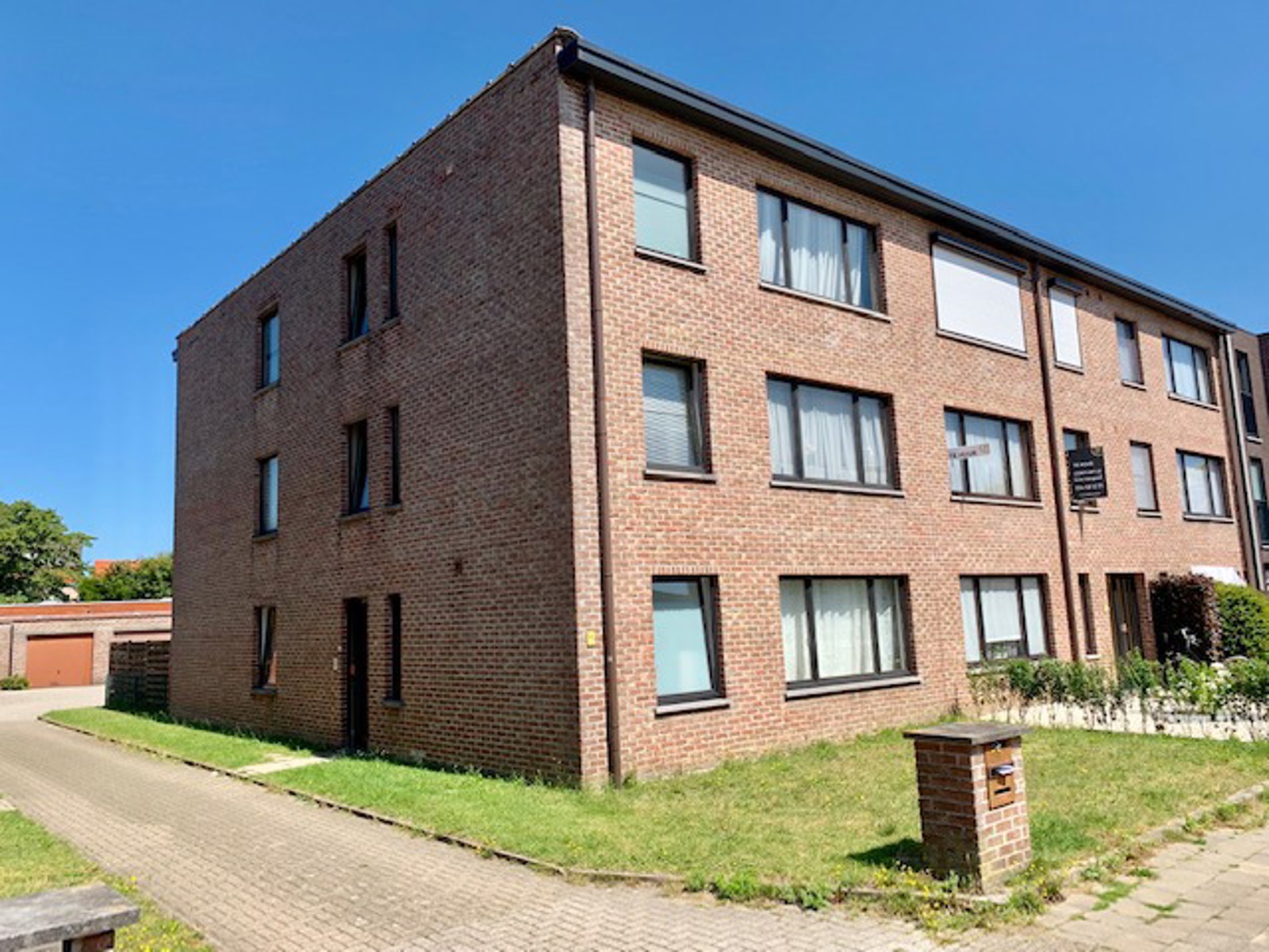 Rustig gelegen 2 slaapkamer appartement met garagebox - foto 2