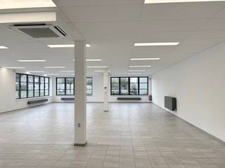 <p>Te huur : <strong>ruime kantoren van 1.060 m²</strong>, verdeeld over de <strong>gelijkvloerse verdieping (530 m²)</strong> en <strong>1e verdieping (530 m²)</strong>.<br />Ideaal voor bedrijven, coworking of professionele projecten die grote, flexibele ruimtes vereisen.</p>
<p><strong>Kenmerken:</strong></p>
<ul>
<li>
<p>Parkeerplaatsen: 30</p>
</li>
<li>
<p>Huurprijs: €50/m²/jaar (gelijkvloers), €70/m²/jaar (1e verdieping)</p>
</li>
<li>
<p>Parkeren: €450/jaar</p>
</li>
<li>
<p>EPC: X – Energie-score: 299</p>
</li>
<li>
<p>Lichte ruimtes, eenvoudig aanpasbaar, toegang voor PBM mogelijk</p>
</li>
</ul>
<p></p>