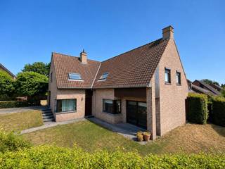 Ontdek deze ruime en lichtrijke villa gelegen in een residentiële en kindvriendelijke woonwijk te Halle. Deze tijdloze villa uit de jaren ’90 combineert een praktische en functionele indeling met veel ruimte en een prachtige lichtinval. De woning beschikt op het gelijkvloers over een grote, lichtrijke leefruimte van 46 m² met toegang tot de twee aangelegde zonneterrassen en de tuin. Aansluitend bevindt zich een volledig ingerichte keuken met stijlvolle natuurstenen bar en een gezellige ontbijt- en eethoek. Verder beschikt de woning over een praktische bijkeuken met wasplaats, een aparte provisiekamer, een kruipkelder en een inpandige garage met automatische poort. Daarnaast is er een ruime inkomhal met aparte vestiaireruimte, gastentoilet en een bureauruimte, ideaal als thuisbureau. Op de eerste verdieping bevinden zich drie grote slaapkamers van 19 m², 14 m² en 20 m², evenals een ingerichte badkamer met ligbad, douche en dubbele wastafel. Daarnaast biedt de woning de mogelijkheid om een vierde slaapkamer van 24 m² te creëren in de nog in te richten zolderkamer op dezelfde verdieping. Een aparte bergingszolder en verschillende praktische maatkasten zorgen voor bijkomende opbergruimte. De woning beschikt tevens over een eigen oprit met parkeergelegenheid. Buiten geniet u van een mooi aangelegde tuin met twee terrassen, gelegen op een perceel van 6a98ca. Deze villa is asbestveilig, beschikt over EPC-label B en wordt verwarmd via centrale verwarming op aardgas. Dankzij de vlotte bereikbaarheid met het openbaar vervoer en de goede verbindingen richting Brussel geniet u bovendien van een uitstekende ligging. Interesse? Vraag nu meer informatie of plan uw bezoek via 054/69.68.67.