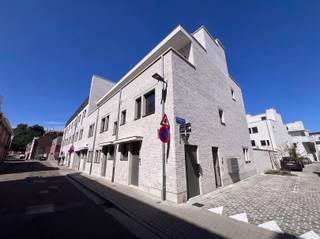 <p><span>In de vernieuwde stadswijk DijleDelta-Bottelarij, gelegen tussen het Klein Begijnhof en de bruisende Vaartkom, bieden wij u met trots deze multifunctionele woning aan. Dit nieuwbouwproject bevindt zich op wandelafstand van het historische centrum van Leuven en geniet van een goede bereikbaarheid met een vlotte verbinding naar belangrijkste invalswegen en werd in 2025 gerealiseerd door de gerenommeerde projectontwikkelaar Virix en ontworpen door Robbrecht & Daem architecten.</span></p><p><span> </span></p><p><span>Met een bewoonbare oppervlakte van maar liefst 227 m² biedt deze energiezuinige hoekwoning bijzonder veel ruimte en tal van mogelijkheden. De woning wordt semi-afgewerkt aangeboden, inclusief alle technieken, chape en pleisterwerken, zodat u de afwerking volledig naar eigen smaak kunt realiseren.</span></p><p><span> </span></p><p><span>Op het gelijkvloers bevindt zich een inkomhal met vestiaire en gastentoilet, een lichtrijke leefruimte met zicht op de gezellige stadstuin en een keuken met aansluitvoorzieningen. De eerste verdieping omvat een nachthal, twee volwaardige slaapkamers, een badkamer, een apart toilet, een berging en een master bedroom met een en suite badkamer. </span></p><p><span> </span></p><p><span>De absolute meerwaarde van deze woning bevindt zich op de tweede en derde verdieping. Deze beschikken over drie bijkomende kamers/studentenkamers, een badkamer, een apart toilet, een keuken en een terras. Dankzij de aparte inkom is dit gedeelte uitermate geschikt voor de verhuur van studentenkamers, als zorgwoning of als uitbreiding van de gezinswoning. En dit steeds binnen de geldende regelgeving.</span></p><p><span> </span></p><p><span>Daarnaast beschikt de woning over een onderhoudsvriendelijke stadstuin met terras waar het heerlijk vertoeven is en een individuele kelder en bestaat de mogelijkheid om één of meerdere autostaanplaatsen bij aan te kopen.</span></p><p><span> </span></p><p><span>Kortom, deze energiezuinige, ruime en multifunctionele woning met stadstuin in het centrum van Leuven is zeker uw bezoek waard.</span></p><p><span> </span></p><p><span>Verkoop onder het btw-stelsel. Het verlaagde btw-tarief van 6% is mogelijk, mits voldaan wordt aan de geldende voorwaarden.</span></p><p><span> </span></p>