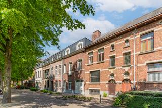 Ligging: <br />Uitstekend gelegen aan het Kasteelplein met zicht op het kasteeltje in een verkeersluwe straat pal in het centrum van Turnhout met alles op wandelafstand. <br /><br />Omschrijving:<br />Deze authentieke herenwoning 'Edelweiss' is uniek gelegen en uniek gebouwd met tal van karaktervolle sierelementen naar een ontwerp van architect L. Van Ravestyn. De woning bestaat uit 4 bouwlagen en een speelse indeling. Op de onderste verdieping vinden we een eetkamer met de te renoveren keuken, badkamer en wasplaats. Op de eerste verdieping treffen we de woonkamer met zitgedeelte waar u een mooi zicht heeft over het water van het kasteeltje. Op de tweede en derde verdieping bevinden zich maar liefst 5 slaapkamers waar men ook de mogelijkheid heeft om een badkamer te voorzien in één van de kamers. De woonst is gelegen op een perceel van 137m² en beschikt over een stadstuin (dewelke nog moet gescheiden worden van de naastliggende woning). Er is tevens de mogelijkheid om een garage aan te kopen dewelke op wandelafstand bereikbaar is.