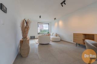 HERZELE - Ontdek <strong>Woonpark Truweel</strong>, een uniek woonproject in het hart van Herzele met 18 Bijna-Energie-Neutrale (BEN) woningen. Hier geniet je van toekomstgericht comfort, energiezuinig wonen en een aangename groene leefomgeving.<br /><br />
<h3><strong>Comfortabel & toekomstgericht wonen</strong></h3>
Elke woning is uitgerust met de <strong>nieuwste technologieën</strong> voor een <strong>maximaal wooncomfort</strong> en een minimaal energieverbruik: geothermische warmtepomp met koeling, zonnepanelen, vloerverwarming in alle leefruimtes, ventilatiesysteem D met warmterecuperatie, regenwaterput, laadvoorziening voor elektrische wagen,... De woningen zijn <strong>licht, ruim en functioneel ingedeeld</strong> met hoogwaardige afwerking. Elke woning beschikt over een <strong>privéparkeerplaats </strong>en een aparte berging, ideaal voor fietsen, tuinmateriaal of extra opslagruimte.<br /><br />
<h3><strong>Samen genieten van groen & ruimte</strong></h3>
Geniet van het beste van twee werelden: een <strong>ruime gemeenschappelijke tuin</strong> waar bewoners kunnen ontspannen, samenkomen of kinderen veilig kunnen spelen en <strong>een privé terras</strong> bij elke woning voor je eigen rustmomenten. Daarnaast is er een <strong>polyvalente ruimte</strong> op het domein, perfect als ontmoetingsplaats, coworking plek, of voor gemeenschappelijke activiteiten.<br /><br />
<h3><strong>Centrale ligging & slimme investering</strong></h3>
Dankzij de uitstekende verbindingen ben je in een mum van tijd in <strong>Aalst, Zottegem of Gent</strong>. Zo woon je rustig en groen, zonder in te boeten op mobiliteit. Door het gunstig E-peil geniet je bovendien van korting op de onroerende voorheffing gedurende de eerste vijf jaar. <br /><br />Kortom: wonen zoals het hoort. Duurzaam, comfortabel en verbonden!<br /><br />Ontdek jouw nieuwe thuis vandaag! <br />Bel ons voor meer informatie of een bezoek: <strong>053 / 60 65 60</strong>.