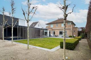 Deze ruime villa werd gebouwd in 1994 en werd steeds uitstekend onderhouden.De woning is fantastisch gelegen nabij het centrum van Merelbeke,...