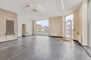 Ce rez-de-chaussée commercial est à vendre sur l'axe commerçant de Sint-Pieters-Leeuw, idéalement situé sur la Bergensesteenweg. Son...