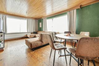 VLAKBIJ HET KOOPCENTRUM OP TE FRISSEN BLOKJE MET 3 VRIJ RUIME APPARTEMENTEN TOP LIGGING GELIJKVLOERS :  hal, gezellige living, ruime te moderniseren...