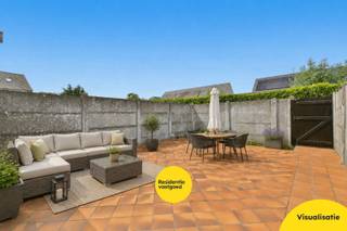 Deze op te frissen rijwoning biedt een uitstekende opportuniteit voor wie op zoek is naar een woning met potentieel die volledig naar eigen smaak kan worden ingericht. Dankzij de praktische indeling, de ruime zolderverdieping en de ontsluiting langs de achterzijde vormt deze eigendom een interessante basis voor zowel gezinnen als handige Harry's.<br /><br />Via de inkomhal komt u terecht in de ruime leefruimte met plaats voor een gezellige zit- en eetruimte. Aansluitend bevindt zich de keuken en veranda, die zorgt voor extra lichtinval en een mooie overgang naar de buitenruimte. Verder beschikt het gelijkvloers over een badkamer met bad, lavabo en toilet, evenals een praktische buitenberging.<br />Op de verdieping bevinden zich twee volwaardige slaapkamers en een extra kamer die perfect kan dienen als bureau, kinderkamer of dressing. Een grote troef van deze woning is de ruime zolder, bereikbaar via een vaste trap, die tal van extra mogelijkheden biedt voor bijkomende kamers, hobbyruimte of stockage.<br /><br />De woning behaalt een gunstig EPC-label waardoor er geen renovatieverplichting van toepassing is. Dankzij de achterliggende ontsluiting geniet u bovendien van extra praktische toegankelijkheid.<br /><br />Bent u op zoek naar een woning met mogelijkheden op een betaalbaar budget, waar u uw eigen woonideeën volledig tot leven kunt brengen? Dan is deze woning zeker een bezoek waard.<br /><br />Neem voorsprong met een vrijblijvende en gratis schatting van uw eigendom via:<br />http://www.residentievastgoed.be/gratisonlineschatten<br /><br />EPC: 273 kWh/m² - UC: 3843631 ~ Vg, Wg, Gvkr, Gvv, Gmo ~ Ref. MI24900