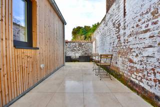 Deze volledig gerenoveerde woning ligt in het hart van Eeklo, in een rustige straat recht tegenover een gezellig parkje. U woont hier op wandelafstand van winkels en dienstencentra, met alle comfort van een hedendaagse, duurzame afwerking. 
De open leefruimte met keuken, eetplaats en zitplaats baadt in het licht en biedt een mooi zicht op het terras en de stadstuin. Aansluitend aan de keuken bevindt zich een praktische berging die ook als wasplaats fungeert. 
De woning telt drie slaapkamers, de master bedroom bevindt zich op de tweede verdieping  en beschikt over een stijlvol vrijstaand bad en bergruimte. 
Verder is de grote badkamer met inloopdouche een extra troef.
Deze woning werd volledig vernieuwd met duurzame materialen en combineert een centrale ligging met rust, comfort en kwaliteit.

Bent u benieuwd naar deze verborgen parel? Plan uw bezoek via het nummer 09 336 16 15 of mail naar info@vastgoedunicum.be, wij helpen u graag verder!

Virtuele rondleiding?
https://youtube.com/shorts/WKn1BDobaxQ