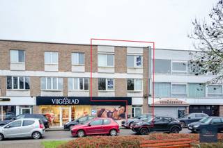 Dit instapklaar duplex appartement (residentie Rietgracht) met privé ingang werd gebouw in het jaar 1986. Het appartement heeft vooraan een mooi zicht op het Maurice Claeysplein. Achteraan kan je genieten van het zonneterras. Dit goed onderhouden appartement is gelegen nabij tal van winkels en ook het openbaar vervoer is vlakbij de deur. In 2019 werden heel wat zaken vernieuwd zoals de keuken en de badkamer. Binnengekomen hebben we de centrale hal; bovengekomen op het verdiep is er de leefruimte met zit en eetplaats en achteraan de volledig geinstalleerde keuken nabij het zonneterras. Ook op dit verdiep is er een gastentoilet. Op het 2de verdiep is er de masterbedroom met achterliggende 2de kamer. Er is een derde kamer waar op heden een sauna staat. Deze kamer kan dienen als bureau of extra berging. De badkamer is voorzien van inloopdouche, lavabotafel en toilet. Interesse? Mail dan naar alain@makelaarshuys.be of bel op 0468 25 48 91