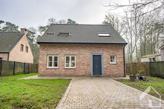 <p><span>Zeer charmante en instapklare woning op prachtig perceel van 1.198 m² in rustige, groene omgeving te Schilde</span></p><p><span>In een doodlopende straat, midden in het groen en op een bijzonder rustige locatie in Schilde, bevindt zich deze uiterst charmante en met veel zorg gebouwde woning uit 2011. Gelegen op een mooi perceel van maar liefst 1.198 m² combineert deze eigendom ruimte, comfort en een aangename woonomgeving met een uitstekende bereikbaarheid.</span></p><p><span>Bij het betreden van de woning valt meteen de lichtrijke en ruime leefruimte op. Dankzij de grote raampartijen geniet u hier van een overvloed aan natuurlijk daglicht en een prachtig zicht op het terras en de tuin. De leefruimte sluit naadloos aan op de volledig ingerichte keuken, die praktisch en functioneel werd ontworpen voor dagelijks gebruik. Aansluitend bevindt zich een handige berging met aansluiting voor wasmachine en droogkast. De inkomhal beschikt over een apart gastentoilet.</span></p><p><span>Op de eerste verdieping bevinden zich drie volwaardige en ruime slaapkamers die elk een aangenaam ruimtegevoel bieden. De badkamer is verzorgd ingericht en uitgerust met een douche, wastafel en toilet.</span></p><p><span>Buiten vormt de zeer ruime, zuidoost georiënteerde tuin een absolute troef. Dankzij de gunstige oriëntatie geniet u hier de hele dag van zonlicht. Het ruime terras nodigt uit tot gezellige momenten met familie en vrienden. De tuin is bovendien volledig omheind, wat zorgt voor extra privacy en veiligheid voor kinderen en huisdieren. De oprit biedt plaats aan meerdere wagens.</span></p><p><span>De ligging is bijzonder gegeerd: rustig wonen in een groene omgeving, maar toch vlakbij winkels, scholen, horeca en sportfaciliteiten. Ook belangrijke invalswegen richting Antwerpen en omliggende gemeenten zijn vlot bereikbaar, wat deze woning ideaal maakt voor gezinnen en pendelaars.</span></p><p><span>Daarnaast scoort de woning ook technisch uitstekend met een gunstige EPC-score B, conforme elektriciteit en een volledig vergunde toestand.</span></p><p><span>Een unieke kans voor wie op zoek is naar een charmante, recente en instapklare woning op een toplocatie in Schilde.</span></p><p><span> </span></p><p><span>Plan je graag een bezoek? 0492/39.16.32 (Jelle) |  info@immomk.be - ook voor een correcte waardebepaling kan u bij ons terecht.</span><span> </span></p><p><span> </span></p>