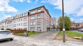 Dit hoekappartement van ca 112m2 is gelegen op de 2de verdieping van een kleinschalig appartementsblokje en heeft de ideale ligging. De indeling is als volgt: inkomhal, aangename leefruimte, keuken voorzien van toestellen, aparte berging. De nachthal geef toegang tot de 3 slaapkamers en de badkamer. Inclusief aparte garagebox. Er is een offerte voor het plaatsen van nieuwe pvc ramen en deze werken zullen ook nog uitgevoerd worden door de huidige eigenaar. Het appartement is momenteel verhuurd. extra's: lift aanwezig in het gebouw, terrassen werden reeds vernieuwd.