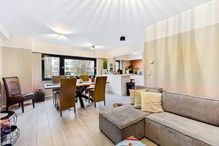 Bent u op zoek naar een zorgeloze investering of een comfortabel appartement op een strategische ligging in Oostende?<br />Dit helder doorloopappartement, gelegen recht tegenover AZ Oostende, combineert licht, ruimte en functionaliteit in één sterk geheel. Met een bewoonbare oppervlakte van 84 m² geniet u van twee ruime slaapkamers, een aangename leefruimte en een open keuken. De achterzijde van het appartement sluit naadloos aan op eenuitzonderlijk grote, west-gerichte terras van 25 m² — een echte meerwaarde voor wie houdt van zon en buitenruimte.<br />De makkelijk inrijdbare garage én extra parkeerplaats voor de garage en privatieve berging zijn inbegrepen in de prijs, wat dit aanbod bijzonder interessant maakt. Daarnaast is er ook een gemeenschappelijke fietsenstalling voorzien.<br />Technisch is dit appartement volledig in orde: vernieuwde keukentoestellen, conforme elektrische keuring en een gunstig EPC.<br />Een sterk totaalpakket op een topligging — interessant voor eigen bewoning, maar ook strategisch als investering als vakantieverhuur of omwille van de nabijheid van het ziekenhuis en andere voorzieningen.<br />Ontdek zelf de troeven tijdens een bezoek.