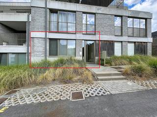 Dit energiezuinige appartement, gelegen op het gelijkvloers, vormt de ideale thuis voor starters of koppels die op zoek zijn naar een comfortabele en energiezuinige woonst in Wolvertem.<br /><br />Het appartement bestaat uit:<br /><br />-Inkomhal<br />-Apart toilet<br />-Open, ingerichte keuken met bar<br />-Woonkamer met zicht op het terras<br />-Ruim terras van 15 m²<br />-Ruime slaapkamer<br />-Ingerichte badkamer met lavabo en inloopdouche<br />-Berging met plaats voor de wasmachine<br />- Staanplaats en berging<br /><br />Het appartement is afgewerkt met hoogwaardige en duurzame materialen. Zo beschikt het onder meer over een prachtige parketvloer en wordt het verwarmd én gekoeld via een energiezuinige warmtepomp met vloerverwarming en -koeling.<br /><br />De gemeenschappelijke kosten bedragen € 100,00 per maand en worden aangerekend onder de vorm van een provisie. Deze dienen voor het onderhoud en de elektriciteit van de gemeenschappelijke delen en het gebruik van de lift.<br /><br />Interesse in dit appartement in Wolvertem? Wacht dan niet langer en neem snel contact op via www.dewaele.com voor een bezichtiging. Wij vragen je vriendelijk om vooraf je huurprofiel aan te vullen via www.mijnhuurprofiel.be.<br /><br />Beschikbaar vanaf 01/09.<br /><br />Bestuursmaatregelen in het maatregelenregister: nee