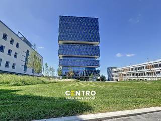 Westwing Tower werd ontworpen door het toonaangevende architectenbureau B2Ai en is BREAAM-excellent gecertificeerd !<br /><br /><u><strong>INDELING:</strong></u><br /><strong>Gelijkvloers: </strong>Gemeenschappelijke inkomhal met trap/lift en lounge.<br /><strong>Derde verdieping:</strong> Open kantoorruimte reeds voorzien om wanden in te plaatsen: boven het vals plafond zijn de akoestische onderbrekingen reeds voorzien, u kan de ruimten scheiden naar eigen smaak (glas, valse wanden,...) - nutsvoorzieningen voor plaatsing keuken/kitchenette - voorziening voor serverlokaal - sanitair (dames en heren).<br /><br /><u><strong>AFWERKING: </strong></u><br />Schilderklaar - kantoorvloer waarop u tapijttegels kan plaatsen naar eigen smaak - verstevigingen voorzien voor plaatsing valse wanden - vloerdozen.<br /><br /><u><strong>NUTSVOORZIENINGEN:</strong></u> <br />Elektriciteit, stadswater, riolering, AIRCO (warme en koude lucht).<br /><br /><u><strong>TROEVEN:</strong></u><br />- Het aanbod aan diensten en faciliteiten is – naast het ruime parkeeraanbod - ongetwijfeld een van de grootste troeven van het park. Zo werd er 4-sterren Mercure business hotel geopend met alle mogelijke voorzieningen, zoals een restaurant, opleidings- en vergaderzalen, conferentieruimtes, een fitness en zelfs een auditorium. Daarnaast vallen ook de talrijke hotspots in de directe omgeving van het park duidelijk in de smaak van de residenten. Het zijn dan ook stuk voor stuk extra’s die het leven van de residenten makkelijker maken.<br />- Op vandaag telt Westwing Park meer dan 50 bedrijven die samen 1.000 medewerkers tewerkstellen. Deze ondernemingen zijn zowel lokale KMO’s als nationale en internationale bedrijven die de voordelen van onze regio, strategische ligging en vlotte bereikbaarheid dagelijks ondervinden.<br /><br /><u><strong>LIGGING:</strong></u><br />De redenen achter de populariteit van Westwing Park hoeven we niet ver te zoeken.<br />Het park bevindt zich namelijk op een vlot bereikbare ligging, centraal in de provincie op de as Kortrijk-Brugge E403-A17.<br />Westwing Park geniet van een perfecte ontsluiting voor wagen, fiets en bus.<br /><br /><u>* Bijzonderheden:</u><br />- Huurprijs excl. btw, grondlasten en gemene kosten, 2 ondergrondse parkeerplaatsen mét laadpalen (€ 190/m) en 4 bovengrondse op de parkeertoren (€ 280/m) bij te huren. <br />- Deze kantoorruimte is ook TE KOOP.<br />- Het BREEAM Excellent-certificaat garandeert bovendien dat dit gebouw voldoet aan de hoogste normen in kantoorvastgoed.<br />- Westwing Tower is 57m hoog, telt 13 verdiepingen, 109 ondergrondse en 384 bovengrondse parkeerplaatsen en bestaat uit 14.500m² kantoorruimte.<br />- Onze referentie: <strong>Q0790 </strong>op <strong>www.centro.be </strong>of contacteer ons via <strong>050/70.01.02</strong> voor meer inlichtingen.<br /><br /><strong>CENTRO | BEDRIJFSVASTGOED </strong>is reeds 25 jaar <u>gespecialiseerd in de bemiddeling van commercieel- en bedrijfsvastgoed in West- en Oost-Vlaanderen.</u><br /><strong>Wilt u ook weten hoeveel uw bedrijfsgebouw waard is?</strong><br />Contacteer ons vrijblijvend voor een marktconforme waardebepaling van uw pand.
