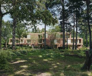 <p>Ontdek project "Lambertus 148" en laat je verrassen door de unieke combinatie van luxe, comfort en natuur. <br /><br />Lambertus 148 ademt klasse en rust, en is gelegen in het groene Muizen, op een steenworp van Mechelen. Het project omvat 10 royale appartementen van 160 tot 220 m², elk voorzien van 2 of 3 slaapkamers, 2 badkamers, een ruime dressing, 2 bergingen en een zonovergoten terras tot 50 m² met uitzicht op een prachtig groen domein van 4.500 m². <br /><br />De ligging is ideaal: op slechts 5 minuten fietsen van het centrum van Mechelen via het rustige Dijlepad, en vlak bij natuurgebieden zoals het Mechels Broek en de Barebeekvallei. <br /><br />De appartementen zijn uitgerust met geothermie voor verwarming en koeling via vloerverwarming, zonnepanelen, ventilatiesysteem D, domotica, plafondhoge binnendeuren en buitenschrijnwerk in duurzaam hout. <br /><br />Bewoners genieten bovendien van extra voorzieningen zoals een atelier, lobby, wasruimte, polyvalente ruimte en een dakterras met buitenkeuken. Deelwagens en elektrische fietsen zijn beschikbaar voor gemeenschappelijk gebruik. <br /><br />Onder bepaalde voorwaarden is aankoop mogelijk aan het verlaagde btw-tarief van 6%. <br /><br />Ben je ook benieuwd naar dit prachtig project? Plan zelf je afspraak met onze nieuwbouwspecialist via onze website!</p>