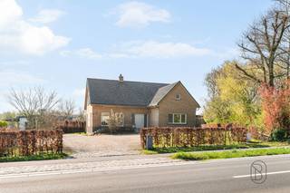 Ruime instapklare villa op gunstige ligging, op het gelijkvloers bestaande uit, inkomhall, vestiaire, ruime living, ingerichte leefkeuken,...