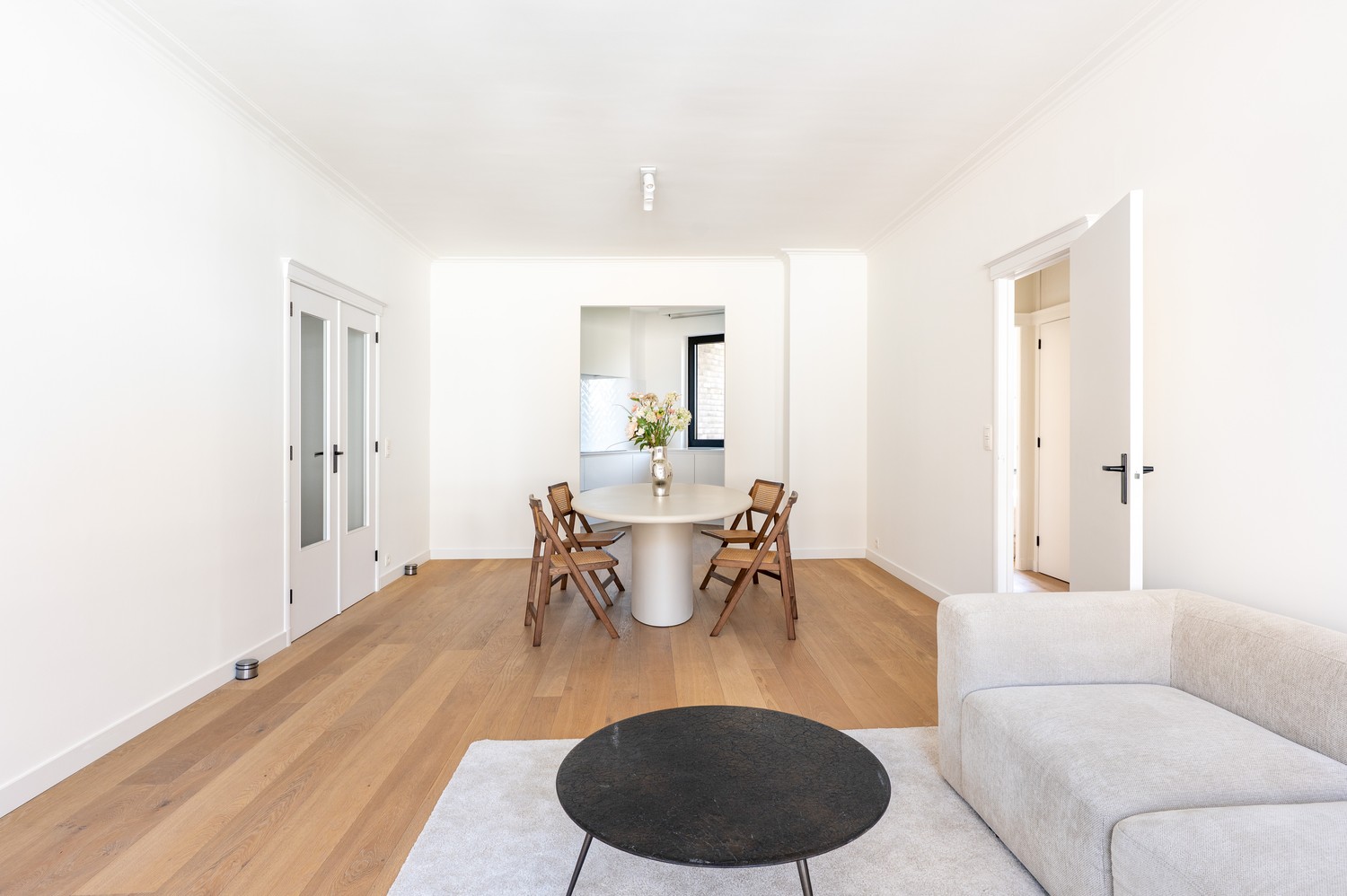 Welkom in dit stijlvol gerenoveerd appartement in het Zuid van Antwerpen. - foto 5