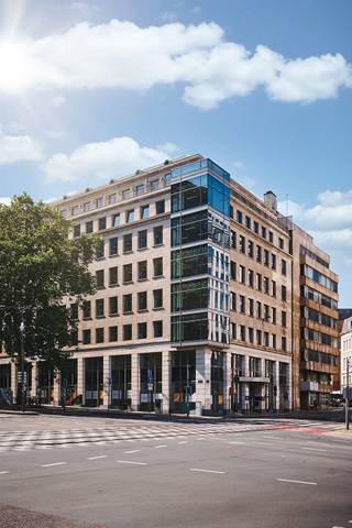 <p><span>BOTA is strategisch gelegen tussen de Kruidtuin, de Nieuwstraat, het Noordstation en de Wetstraat. Het gebouw is uitstekend bereikbaar met het openbaar vervoer en bevindt zich in de nabijheid van talrijke winkels, restaurants en andere voorzieningen.</span></p>
<p><span>Het gebouw werd gemoderniseerd met een sterke focus op duurzaamheid, waarbij de bestaande structuur behouden bleef om de milieu-impact te beperken. De gasverwarming werd vervangen door performante warmtepompen, aangevuld met een intelligent gebouwbeheersysteem, ledverlichting en zonnepanelen. Deze ingrepen verminderen het energieverbruik met 56% en vermijden jaarlijks 58 ton directe CO₂-uitstoot.</span></p>
<p><span>Daarnaast beschikt het gebouw over overdekte parkeerplaatsen, laadpunten voor elektrische voertuigen en voorzieningen voor fietsers.</span></p>
<p><strong><span>Huurvoorwaarden:</span></strong><span> de huurprijzen zijn exclusief servicekosten en belastingen. Overdekte parkeerplaatsen zijn beschikbaar aan €1.800 per plaats per jaar en archiefruimte aan €90/m² per jaar.</span></p>