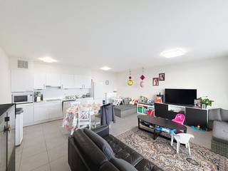 Recent tweeslaapkamerappartement op de vierde verdieping van Residentie Nieuw Brugge te huur, pal aan het station Brugge. Dit grotendeels bemeubelde appartement biedt modern wooncomfort met een grote, lichtrijke leefruimte en een open keuken. Naast twee volwaardige slaapkamers beschikt de woning over een badkamer met inloopdouche en een praktische berging met aansluiting voor wasmachine en droogkast. De absolute blikvanger is het ruime terras met een uniek panoramisch zicht over de historische binnenstad. Extra wooncomfort wordt gegarandeerd door de gemeenschappelijke fietsenberging en de aanwezige afvallokalen in de residentie.Indeling4 de verdieping: Inkomhal – 2 slaapkamers – Badkamer met inloopdouche – woonkamer met open keuken- berging – apart toilet – groot terrasAlgemeen:- Huurprijs: €925,00/maand + €75,00/maand- Beschikbaar vanaf 01/05/2026De snelste manier om een bezoek te brengen aan dit pand? Vraag je bezoek aan via de roze knop op onze website (www.dewaele.com) en je wordt gecontacteerd door één van onze verhuurexperten.