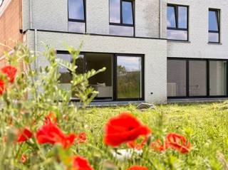 Deze volledig afgewerkte gesloten bebouwing (lot 2) maakt deel uit van het project Mosselbank gelegen te Vrasene met 4 wooneenheden. U beschikt over een ruime inpandige garage en achterliggende tuin.De indeling van het pand is als volgt: U betreedt de woning via de inkomhal met apart toilet en vestiaire mogelijkheden. Verder door komt u terecht in de eetkamer, de zitplaats en open keuken met veel lichtinval en uitzicht op de tuin. Aanpalend aan de keuken is er een ruime berging die rechtstreekse toegang verleent tot de garage met extra ruimte voor fietsen.Op de eerste verdieping bevindt zich de nachthal met bergruimte, mogelijkheid voor kastruimte, een apart toilet, twee slaapkamers vooraan gelegen en één slaapkamer bevindt zich aan de achterzijde. De Badkamer is ook gelegen aan de achtergevel en uitgerust met een dubbel lavabomeubel, een ruime inloopdouche en aangenaam ligbad.Nog enkele troeven van deze woning: Vloerverwarming met lucht/water warmtepomp, een laag energiepeil conform de geldende normen. Als we spreken over de prijs is dat exclusief btw, zonder registratie- en notariskosten! De plannen & lastenboek zijn op afspraak en zeer vrijblijvend te bekijken.