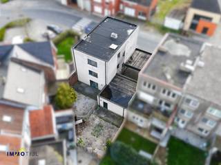 Deze unieke opbrengsteigendom bestaat uit drie gelijkaardig ingedeelde, instapklare appartementen. Elk appartement beschikt over een inkomhal...