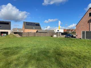 Ben je op zoek naar een ruim villaperceel in Wielsbeke om jouw droomwoning te realiseren? Dan is deze bouwgrond aan de Spaanderstraat precies wat je zoekt. Je woont er heerlijk rustig in een doodlopende straat, terwijl winkels, scholen en openbaar vervoer op een steenworp afstand liggen. Bovendien profiteer je van een uitstekende bereikbaarheid dankzij de nabijheid van de Expresweg N382 en de E17.
Met een perceelgrootte van 1.011 m² en ruime stedenbouwkundige voorschriften, zoals de mogelijkheid voor één of twee bouwlagen en een vlak of hellend dak, zijn de opties eindeloos. Hier creëren we samen jouw nieuwe, energiezuinige woning volledig op maat én tegen een vaste prijs.
Benieuwd naar wat wij voor jou kunnen betekenen? Neem contact met ons op en ontdek alle mogelijkheden. Vraag ook meteen jouw gratis inspiratieboek aan: 250 pagina's boordevol plannen en woonideeën om je te inspireren.