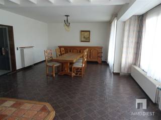 <p><span>Ruim appartement op de 1ste verdieping aan de rand van de stad Diest.<br /></span><span>Op wandelafstand van winkels, scholen, openbaar vervoer, ...<br />Het appartement maakt deel uit van een kleine residentie.</span></p><p><span>Indeling:<br />- </span><span>Inkom<br />- Geïnstalleerde keuken<br />- Woonkamer<br />- Berging<br />- Terras<br />- Badkamer<br />- 2 Slaapkamers<br />- Kelder <br />- 1 staanplaats ondergronds</span></p><p><span>De huurprijs bedraagt € 850 € gemeenschappelijke kosten inbegrepen</span></p><p><span>BEZOEKEN, DAT KAN!</span></p><p><span>Vul de huuraanvraag in op ImmoDiest.be (onder te huur -> Speelhofstraat 2 bus 1 - 3298 DIEST -> ORANJE KNOP 'VRAAG UW BEZOEK AAN'). <br />Van zodra wij deze informatie ontvangen hebben, nemen wij contact op met u.</span></p><p><span> </span></p>