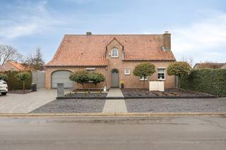 Gezellige, instapklare woning met 4 slaapkamers en prachtige tuin te koop in Mopertingen, Bilzen-HoeseltRust en bereikbaarheid perfect gecombineerdOp...