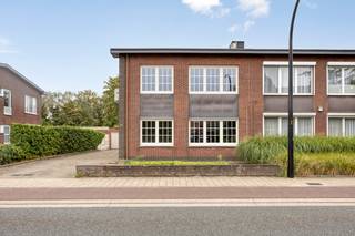 Deze half open bebouwing met 2 appartementen is ideaal om te gebruiken als kangoeroewoning of tweewoonst en bestaat uit: grote oprit, 2 garageboxen en gemeenschappelijke inkom. Het gelijkvloers appartement bestaat uit een inkomhal, L-vormige living, keuken, badkamer en 2 slaapkamers. <br />Op de eerste verdieping is er eveneens een appartement ingedeeld als volgt: inkomhal, L-vormige living, keuken, badkamer en 2 slaapkamers.<br />Achter de dubbele garagebox is er nog een grote ruimte die kan dienen als thuiskantoor, hobbyruimte, kantoor, enz...
