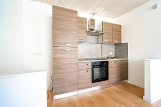 In het hart van het dorp Jemelle vindt u dit gezellige appartement van 49 m² op de eerste verdieping van een kleine mede-eigendom met 4 eenheden...