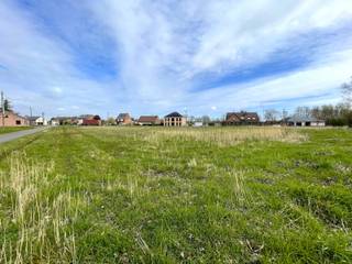 Centraal gelegen perceel landbouwgrond op 4047m² te Heist-op-den-Berg.Straatbreedte: +- 133 m².Het perceel is bereikbaar via de Maria Coolstraat en...