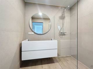 <p><span>Nieuwbouwproject gelegen centrum Maria-ter-Heide. </span></p><p><span> </span></p><p><span>Ontdek het ultieme woongenot in dit energiezuinige en moderne appartement, gelegen in het bruisende centrum van Maria ter Heide.<br /><br /></span></p><p><span>Dit gloednieuwe appartement biedt het beste van comfort en stijl, met een ruime leefruimte en een open op maat gemaakte 'CASCAN' keuken van voorzien van topapparatuur(Miele). </span></p><p><span>Dankzij de driedubbele beglazing geniet u van maximale rust. <br />Bovendien bevindt u zich middenin de dorpskern met alle nodige voorzieningen, zoals bakkers, slagers, supermarkten, openbaar vervoer en scholen. Met de nabijheid van de op- en afrit van de autostrade bent u ook perfect verbonden met de rest van het land.<br />De twee slaapkamers bieden voldoende ruimte voor rust en privacy, terwijl de badkamer een oase van ontspanning is. </span></p><p><span> </span></p><p><span>Grote troef aan dit appartement is het overdekt terras met verlichting, ideaal voor zelfs de regenachtige zomeravonden!</span></p><p><span> </span></p><p><span>Met een extra ruime privé berging en overdekte staanplaats achteraan het gebouw is aan alle praktische behoeften gedacht. </span></p><p><span> </span></p><p><span>Dit appartement zal afgewerkt worden met verlichtingsarmaturen en raamdecoratie. </span></p><p><span> </span></p><p><span>VASTE KOSTEN : 120,- euro per maand (incl. verzekering, beheer gebouw, onderhoud algemene delen, elektriciteit en water algemene delen, ruimen septische putten, brandbeveiligingskosten) </span></p><p><span> </span></p><p><span> </span></p><p><span> </span></p><p><span>Mis deze unieke kans niet om te wonen in comfort en luxe op een toplocatie. Neem vandaag nog contact met ons op voor meer informatie!</span></p>