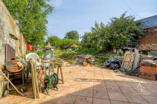 Bent u op zoek naar een renovatiepand in de omgeving van Haaltert, Herzele, Denderhoutem, Erpe-Mere of Aalst? Bekijk dan zeker deze opportuniteit gelegen in 9450 Kerksken. Het is een woning met werk aan, maar desalniettemin zijn er zeer mooie ruimtes die mogelijkheden bieden.<br /><br />Deze woning wordt u exclusief aangeboden door Access Estate.<br />Contacteer ons via +32 470 06 80 15 of nathan@accessestate.be<br /><br />INDELING:<br /><br />- GLV: inkomhal (9m²) met toilet, leefruimte met open keuken (44m²), badkamer met douche, lavabo en ligbad (14m²), slaapkamer 1 (15m²), wasplaats/technische ruimte (9m²), inpandige garage (19m²)<br /><br />- 1steV: traphal (10m²), slaapkamer 2 (16m²), slaapkamer 3 (15m²)<br /><br />- Zolder: 14m² (bereikbaar met vaste trap)<br /><br />Plannen te verkrijgen op aanvraag.<br /><br />> EPC: 764 kWh/m² (label F - renovatieverplichting van toepassing: als koper heeft u na de aankoop 6 jaar de tijd om de woning energetisch te verbeteren tot minstens een label D)<br />> Asbestattest: 2 asbestmaterialen ("verwijderen")<br /><br />Wenst u graag meer informatie of een bezoek? Wees er dan snel bij en contacteer ons via bovenstaande gegevens.