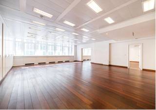 Verschillende kantoorruimtes te huur, volledig gerenoveerd in een mooi gebouw gelegen tussen de Botanique en het Warande park. Gemakkelijk...