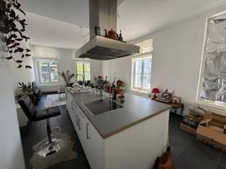Op de eerste verdieping bevindt zich dit aangename appartement, bereikbaar met de lift. De woonruimte geniet van een open keuken die zorgt voor een ruimtelijk en gezellig gevoel. Verder beschikt het appartement over een aparte slaaphoek, een berging, een badkamer en een afzonderlijk toilet. Dankzij de centrale ligging in Aalst bevinden winkels, openbaar vervoer en andere voorzieningen zich op korte afstand. Ideaal voor wie zin heeft om in de bruisende stad te wonen! <br />huurprijs; 725€/maand en vaste kosten 65€/maand