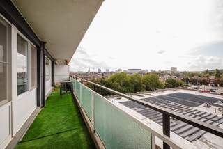 <p>Ligging</p>
<p>Dit aangename appartement geniet van een gunstige ligging nabij het centrum van Gent. Winkels, restaurants en openbaar vervoer bevinden zich in de nabije omgeving, waardoor u geniet van alle voordelen van het stadsleven. Dankzij de vlotte bereikbaarheid vormt dit appartement een ideale uitvalsbasis voor wie comfortabel en centraal wil wonen.</p>
<p>Indeling</p>
<p>Het appartement beschikt over een zeer lichtrijke leefruimte waar u dankzij het prachtige uitzicht op de stad heerlijk kunt ontspannen. Verder zijn er twee slaapkamers en een recent gerenoveerde badkamer met ligbad. De aparte keuken is volledig uitgerust met de nodige toestellen en beschikt over een praktische berging en rechtstreekse toegang tot het ruime terras. Daarnaast is er een private kelderberging aanwezig.</p>
<p>Troeven</p>
<p>Dit instapklare appartement combineert een aangename indeling met een ruim terras en een gunstige ligging nabij het centrum van Gent. Dankzij het EPC-label B geniet u bovendien van een energiezuinige woonst. Ideaal voor wie op zoek is naar een comfortabele eigen woning of een interessante investering.</p>
<p>Interesse? Meer info nodig? Aarzel niet en contacteer Arthur: 0473 90 90 94</p>