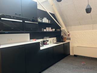 Contemporary furnished offices ideally and strategically located between the Chasse and Chaussée de Wavre shopping districts.<br />Numerous facilities in the immediate vicinity (shops, restaurants, bars, fitness centre, etc.).<br />Close to the Ring, Etterbeek station and Delta.<br />Easily accessible by public transport (bus, tram, metro, train).<br />Fixed charges: 6,540 €/year (heating, water, fire insurance, internet, management, maintenance of communal areas).<br />Electric car parking: €1,500/plot/year.<br />Excl. tax.