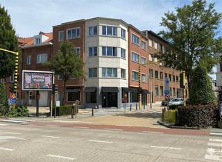 Zeer gunstig gelegen opbrengsteigendom bestaande uit een handelsgelijkvloers met ruime kelder en drie ruime appartementen. Het pand bevindt zich...