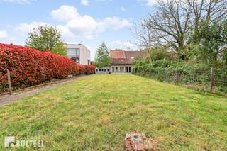 Deze te renoveren half open bebouwing biedt u op het gelijkvloers een inkomhal, een living, een keuken, een badkamer met douche en lavabo, een apart toilet, een zeer ruime berging, een veranda en een grote tuin. Op de eerste verdieping zijn er 2 grote slaapkamers. Naast de woning is er nog een garage en een autostaanplaats. De ramen zijn deels voorzien van dubbele beglazing. Verwarming met aardgaskachel. Rustige ligging doch in de nabijheid van het centrum van Tielrode en Temse. Diverse fiets- en wandelroutes in de directe omgeving. Goede verbinding naar E17 en N16. Kom samen met ons dit renovatieproject ontdekken en boek vandaag nog uw afspraak!