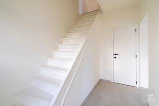 INDELINGBij het binnenkomen komt u in de inkomhal met gastentoilet. De ruime woonkamer geniet van veel natuurlijk licht dankzij de grote raampartijen...