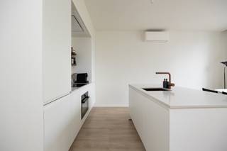 Met zicht op het Zuidpark bevindt dit top gerenoveerde instapklaar appartement zich. Bereikbaar met de lift, leefruimte met mooie breedte en uitzicht, open keuken volledig geïnstalleerd. Verder 1 ruime slaapkamer en badkamer.