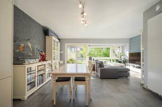Dit appartement werd doorheen de voorbije jaren gerenoveerd met nieuwe: keuken, badkamer, goedgekeurde elektriciteit, leidingen (sanitair,...