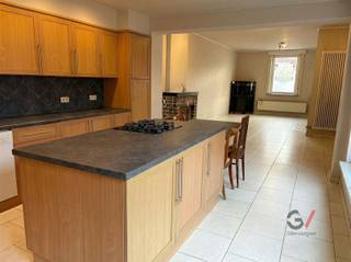 DESCRIPTIONReady-made starter home with potentialThe house requires a refresh, but thanks to its layout and location offers many possibilities for...